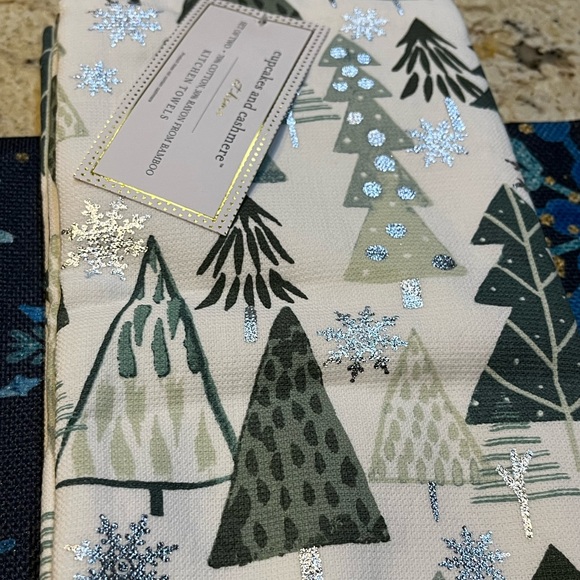 NEW Set of Two Cupcakes And Cashmere Cotton/Rayon Trees Dish Towels 18” x 28” - Picture 3 of 6